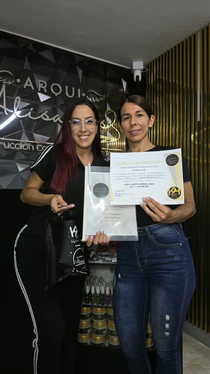 Alumna graduada con certificado y kit