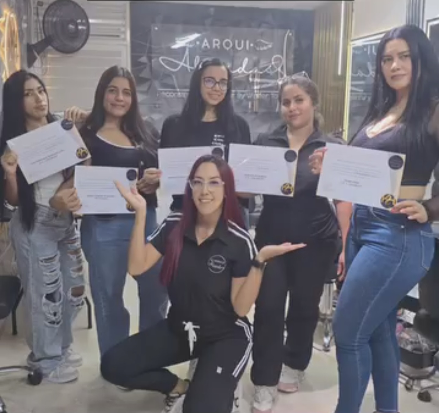 Grupo de alumnas graduadas con certificados